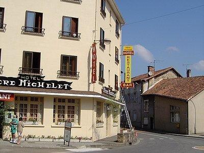 Hotel De La Mere Michelet Confolens Bagian luar foto