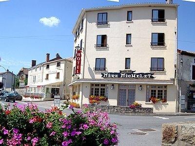 Hotel De La Mere Michelet Confolens Bagian luar foto